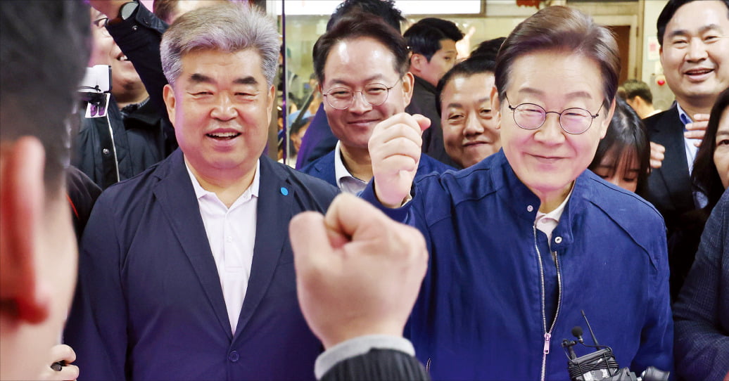< 미소 짓는 이재명 > 이재명 더불어민주당 대선 후보가 2일 강원 철원 동송전통시장에서 상인을 응원한다는 뜻으로 주먹을 들어 보이고 있다. 그는 이날 북한 접경지역을 방문했다.  연합뉴스