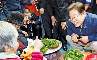 선대위는 조희대 맹공, 이재명은 민심 챙기기…민주, 투트랙 전략
