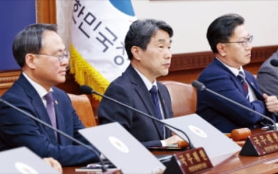 줄탄핵에…이주호, 차관들 둘러싸여 국무회의