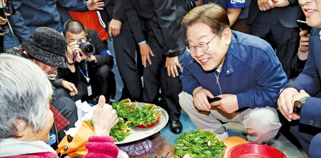 이재명 더불어민주당 대선 후보가 2일 강원 인제 원통전통시장에서 상인과 대화하고 있다. 샤진=연합뉴스
