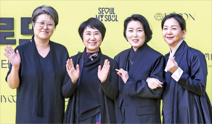 ﻿지난 2일 서울 덕수궁길에서 열린 ‘2025 서울패션로드 정동’을 기획한 한복 디자이너들. 왼쪽부터 송혜미 서담화 대표, 김남희 돌실나이·꼬마크 대표디자이너, 박선옥 기로에 대표, 권혜진 한복스튜디오 혜온 대표.    임형택 기자﻿