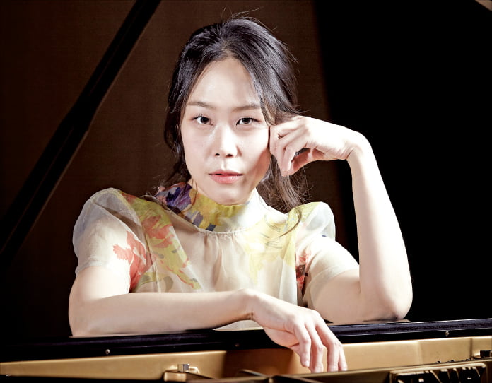 손열음이 서울 서대문구 금호아트홀에서 한경 인터뷰를 앞두고 포즈를 취하고 있다. 손열음은 캐나다 국립아트센터오케스트라와 오는 29~31일 서울 예술의전당 등에서 공연한다.  문덕관 사진작가 제공