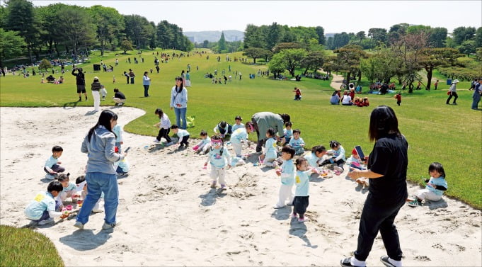[포토] 놀이터로 변신한 골프장 벙커