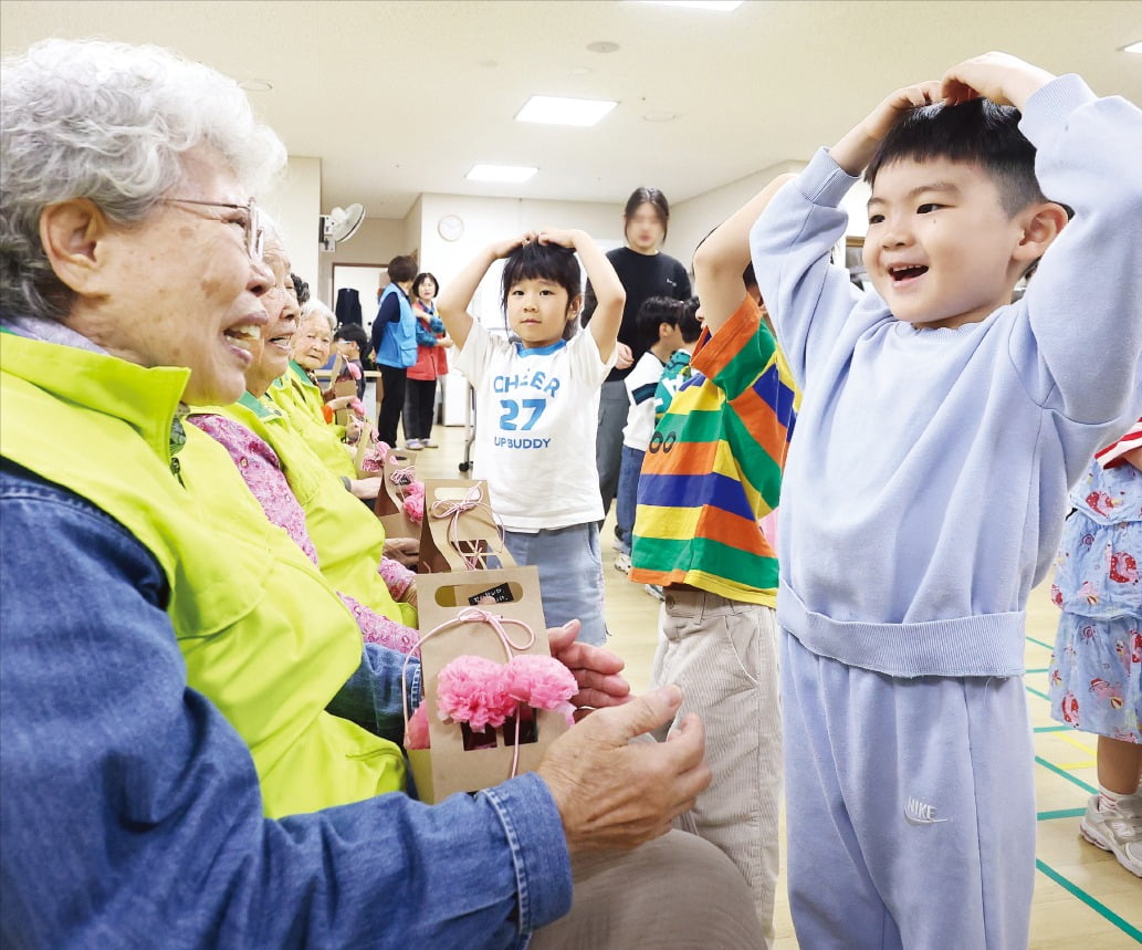 [포토] "할머니·할아버지 사랑합니다"