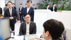 소상공인 금융 지원, 현장의 목소리가 답이다! 금융위원장, 은행 방문 점검 및 현장 개선 방안 모색