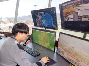 경북 의성 드론비행시험센터의 직원이 안티 드론 시험 시스템을 점검하고 있다. /최혁 기자