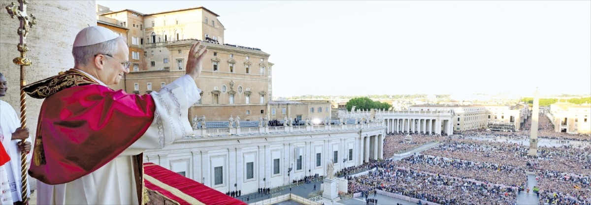 < ‘강복의 발코니’에 선 새 교황 > 레오 14세가 8일(현지시간) 신임 교황으로 선출된 후 이탈리아 로마 바티칸의 성 베드로 대성전 ‘강복의 발코니’에서 손을 흔들고 있다.  /로이터연합뉴스
