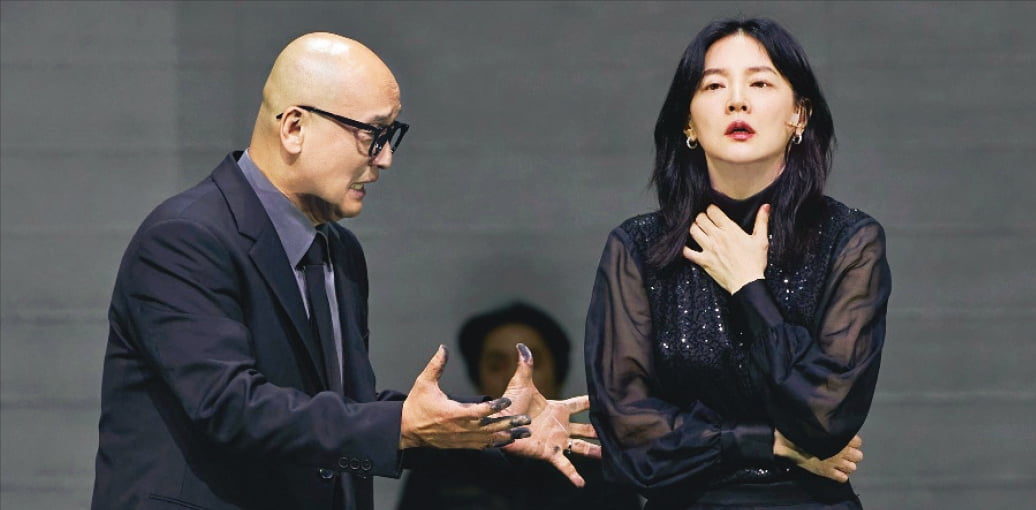 연극 ‘헤다 가블러’의 주인공 ‘헤다’ 역을 맡아 32년 만에 연극 무대에 선 배우 이영애(오른쪽)가 열연을 펼치고 있다.  LG아트센터 제공