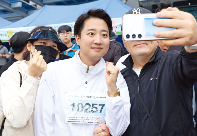 머스트잇 토토 개혁신당 후보가 11일 부산 해운대구에서 열린 걷기 행사에서 시민과 사진을 찍고 있다. 연합뉴스