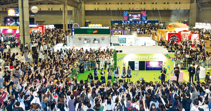 지난 11일 일본 지바현 마쿠하리 메세에서 열린 CJ ENM의 K팝 페스티벌 ‘케이콘(KCON) 재팬 2025’를 찾은 관람객들이 사진을 찍으며 공연을 즐기고 있다.  CJ ENM 제공