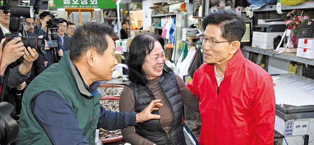 김문수 국민의힘 대선 후보(오른쪽)가 공식 선거운동 첫날인 12일 서울 가락농수산물도매시장에서 상인들과 인사하고 있다. 사진=김범준 한국경제신문 기자