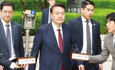尹, '부정선거 의혹' 다룬 다큐 관람…전한길 "내가 초대"