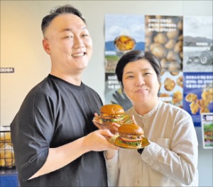경북 칠곡 왜관읍 므므흐스 버거의 배민화 대표와 남편 구건호 실장이 햄버거를 선보이고 있다. /므므흐스 버거 제공