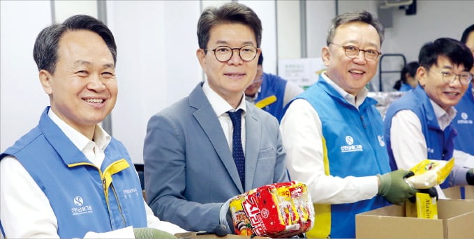 진옥동 신한금융 회장, CEO들과 함께 따뜻한 나눔 봉사…마을 곳곳에 사랑 전파