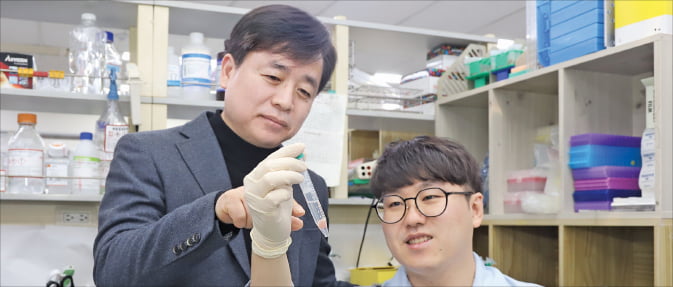 이동철 생명연 책임연구원(왼쪽)이 돌연변이 KRAS 조절에 대한 실험을 하고 있다.  생명연 제공