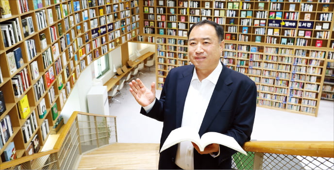 권영기 성동고 교장은 “교사는 미래 세대에 꿈을 심어줄 수 있는 자랑스러운 직업”이라고 말했다. 뒤로 보이는 교내 도서관은 ﻿코엑스 별마당도서관을 벤치마킹했다.  강은구 기자