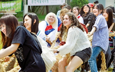 [포토] 이화여대 개교 139주년 대동제…유학생도 영차영차