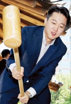 李 "HMM·해수부 부산 이전" … 金 "우주항공·원전 육성"