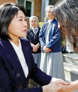 이재명 더불어민주당 대선 후보의 배우자 토토사이트 운영자 공소시효 여사가 14일 광주 봉선동에 있는 복지시설 소화자매원을 방문했다. /연합뉴스