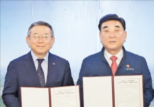 두겸 울산시장(오른쪽)이 15일 울산시청에서 김준동 한국남부발전 대표와 청정수소 전소발전 사업개발 업무협약을 체결하고 있다. /울산시 제공
