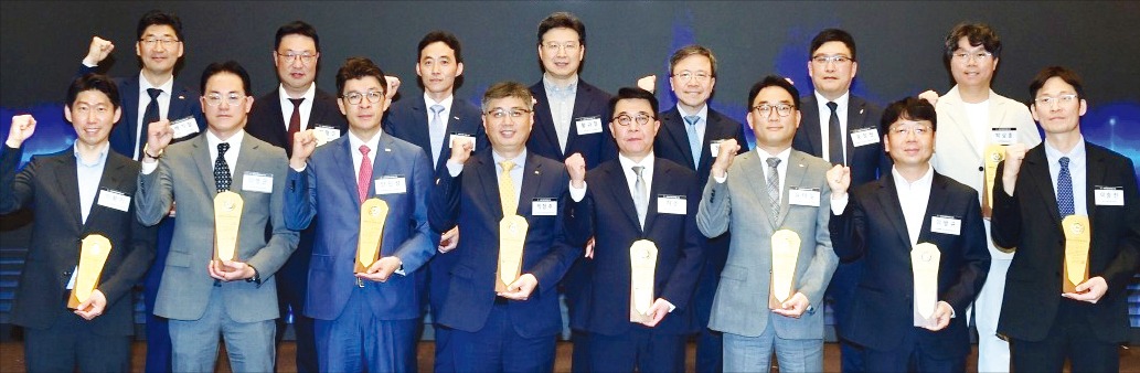 한경닷컴이 주최하고 과학기술정보통신부, 정보통신산업진흥원이 후원한 ‘2025 대한민국 모바일 대상 시상식’이 15일 서울 중림동 한국경제신문사 다산홀에서 열렸다. 공동 대상 수상 기업인 KB국민은행의 박형주 스타뱅킹영업본부 본부장(앞줄 왼쪽 네 번째), 쿠팡의 허준 커뮤니케이션팀 전무(다섯 번째)를 비롯한 수상 기업 관계자들이 황규철 과기정통부 소프트웨어정책관(뒷줄 왼쪽 네 번째), 정종태 한경닷컴 대표(다섯 번째), 문장원 정보통신산업진흥원AI융합본부 본부장(여섯 번째)과 기념촬영을 하고 있다. /변성현 한경닷컴 기자