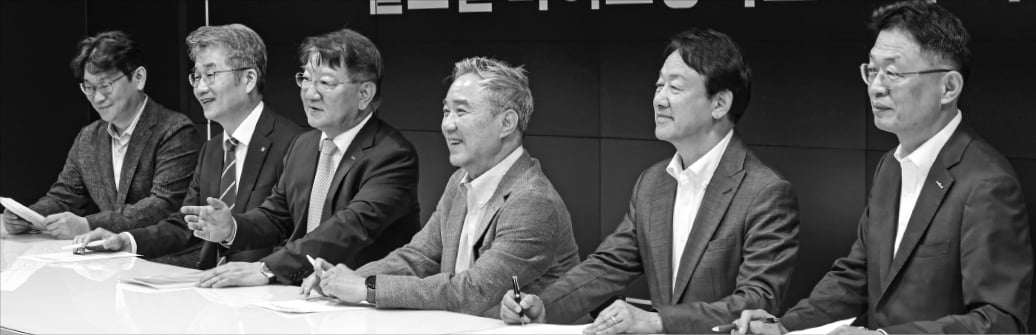 15일 서울 구로동 넷마루스튜디오에서 한국경제신문사와 한국바이오협회 공동 주최로 열린 ‘바이오 생태계 활성화를 위한 혁신 토론회’에서 참석자들이 토론하고 있다. 왼쪽부터 정호준 이정회계법인 본부장, 권석윤 한국생명공학연구원장, 이상엽 국가바이오위원회 부위원장, 이승규 한국바이오협회 부회장, 이병건 국제백신연구소한국후원회 이사장, 황만순 한국투자파트너스 대표.  임형택 기자