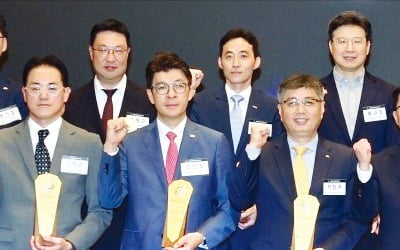대한민국 대표 모바일 서비스는 'KB스타뱅킹'과 '쿠팡'