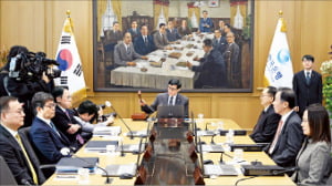 [테샛 공부합시다]일관된 정책으로 시장 신뢰 얻는 게 중요
