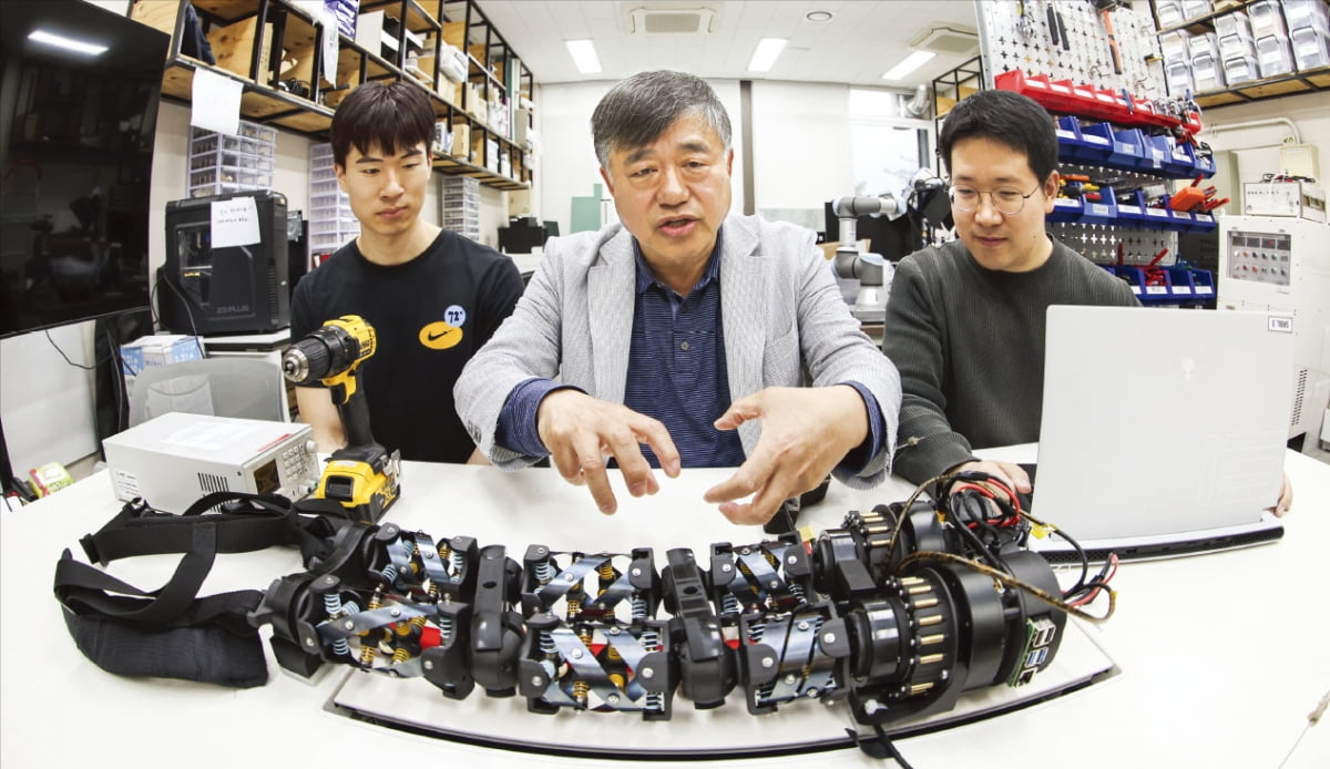 지난달 22일 서울대 정밀기계설계공동연구소의 한 연구실에서 박희재 소장이 학생들과 개발 중인 웨어러블 로봇의 구조를 설명하고 있다. 정밀연은 웨어러블 디바이스를 통해 부족한 신체 능력을 보완하거나 운동 능력을 강화하는 기술 연구를 이어가고 있다.  임형택 기자