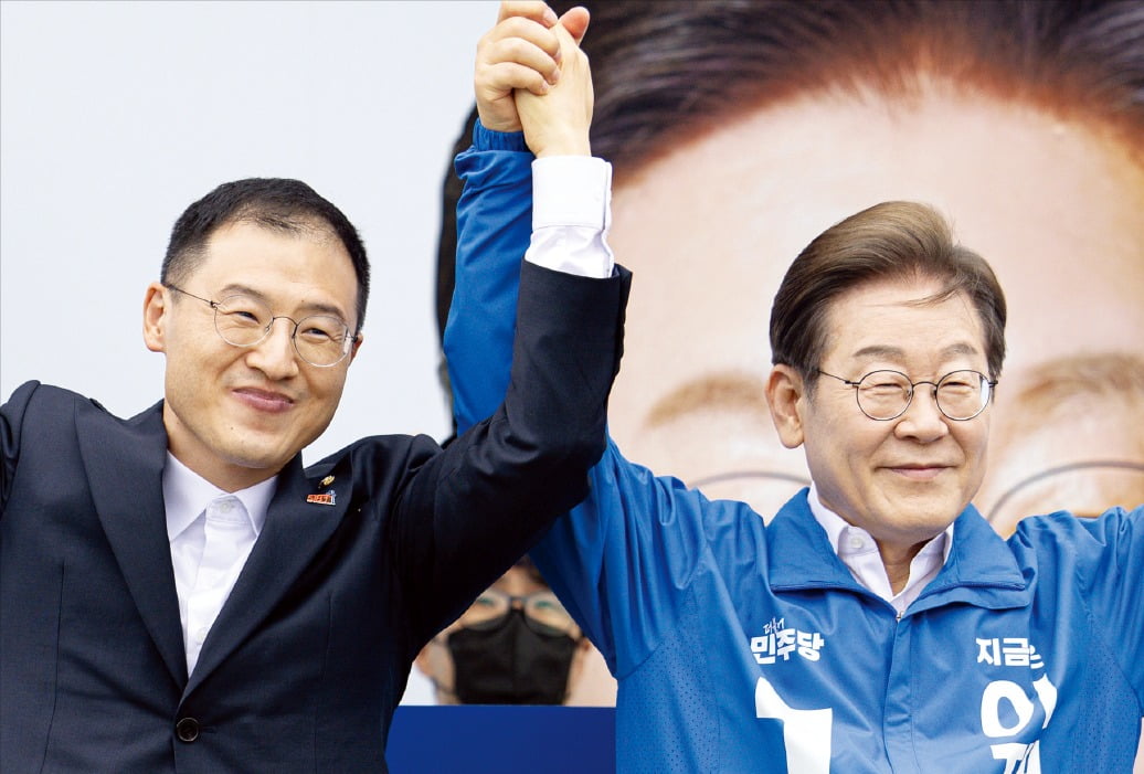 < 이재명 손잡은 김상욱 “참된 보수주의자” alt=