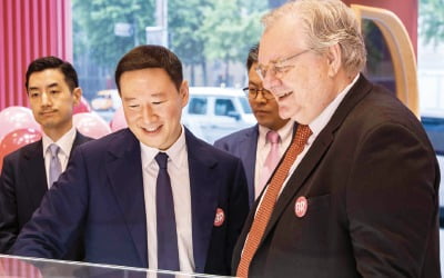 배스킨라빈스 청담점 찾은 제프리 존스 회장