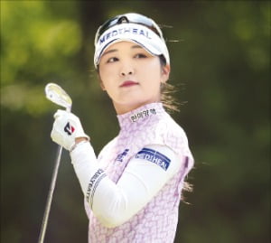 이예원이 18일 ﻿한국여자프로골프(KLPGA)투어 두산 매치플레이 결승전 3번홀에서 티샷 후 방향을 확인하고 있다.  KLPGA 제공