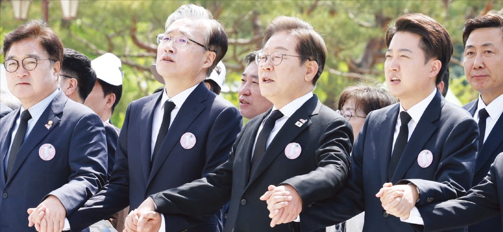 < 5·18 기념식 찾은 이재명 > 더불어민주당 대선 후보(왼쪽 세 번째)가 18일 광주 국립5·18민주묘지에서 열린 5·18 민주화운동 45주년 기념식에서 참석자들과 ‘임을 위한 행진곡’을 제창하고 있다. 왼쪽부터 우원식 국회의장, 김형두 헌법재판소장 권한대행, 이 후보, 이준석 개혁신당 대선 후보﻿.  김범준 기자