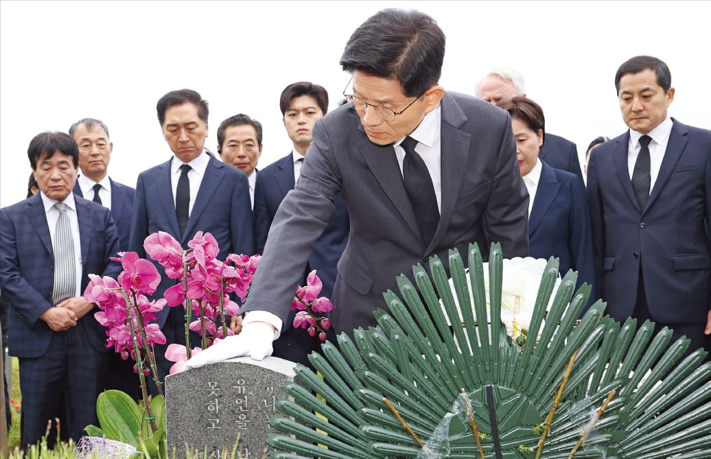 < ‘수감 선배’ 참배한 김문수 > 김문수 국민의힘 대통령 후보(가운데)가 17일 광주 국립5·18민주묘지를 찾아 박관현 열사 묘역을 참배하고 있다. 뉴스1