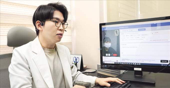 19일 서울 논현동 도브의원에서 김창경 원장이 피부질환 환자를 비대면으로 진료하고 있다.  임형택 기자