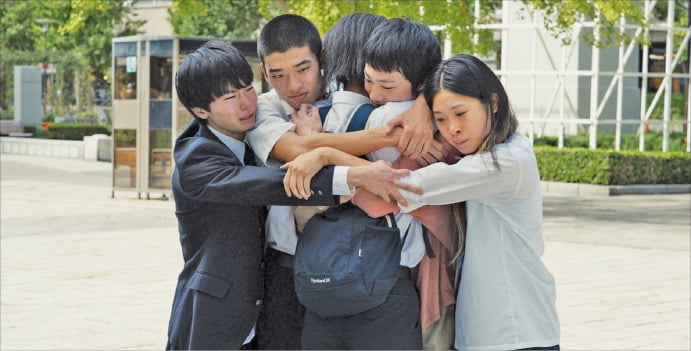 영화 ‘해피엔드’ 스틸컷. 미국으로 떠나는 톰이 친구들과 마지막 인사를 나누고 있다. /영화사 진진 제공