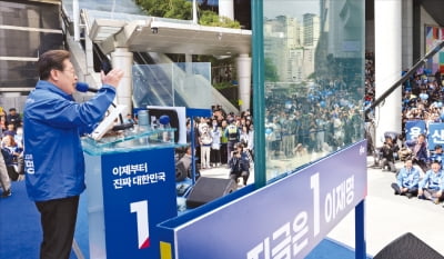 민주 "李 지지율 60% 간다" vs 국힘 "金, 매일 1%P 올려 대역전"