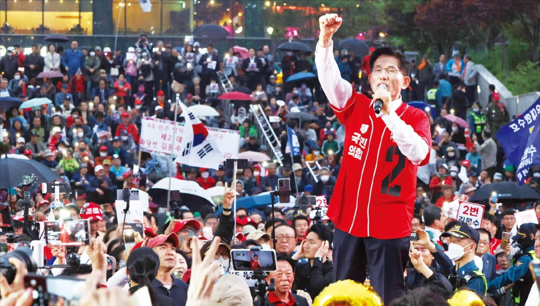 < 퇴근길 서울역서 유세하는 金 alt=