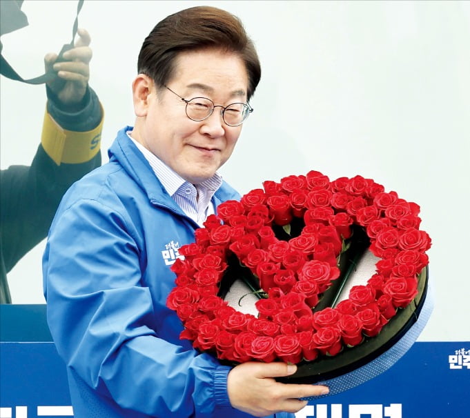 < 李, 장미꽃 투표 마크 들고 > 이재명 더불어민주당 대선 콜로세움 토토가 20일 경기 고양 일산문화광장 유세 현장에서 장미꽃으로 만든 투표 도장 마크를 들어 보이고 있다. 강은구 기자