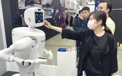 컴퓨텍스 점령한 로봇…젠슨 황 "다음 산업혁명, 피지컬 AI가 주도"