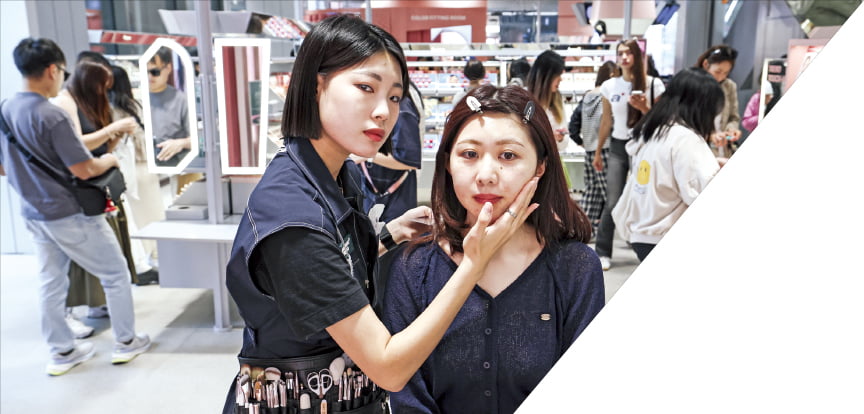 21일 서울 성수동에 있는 ‘올리브영N 성수’(왼쪽)와 무신사 스탠다드 성수점에서 외국인 관광객들이 쇼핑을 하고 있다. 올리브영과 무신사는 외국인들의 K쇼핑 필수 코스가 됐다. 임형택 기자