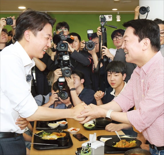 [포토] ‘학식먹자 토토사이트 필드원’ 찾아간 안철수 