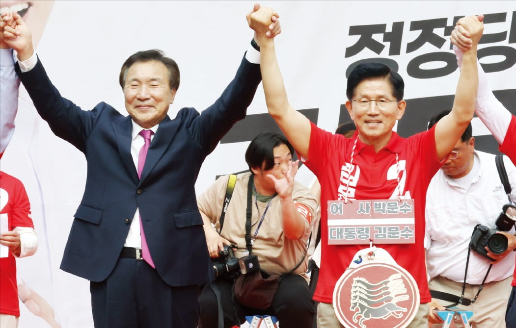 < 손학규 손 잡은 김문수 > 김문수 국민의힘 대선 후보(오른쪽)가 22일 경기 광명 철산로데오거리 유세 현장에서 손학규 전 민주당 대표와 함께 손을 들어 보이고 있다. 손 전 대표는 이날 “위기의 대한민국을 살릴 수 있는 사람은 김문수”라며 김 후보 지지를 선언했다. /뉴스1