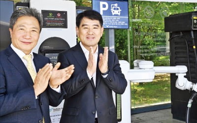 “AI 로봇이 알아서 전기차 충전”…현대차·기아, 인천공항서 실증