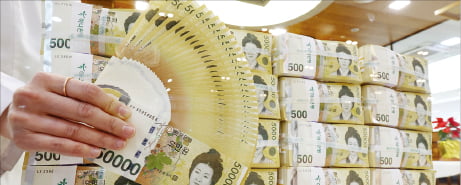 예금보호한도 상향을 계기로 예·적금 시장에 대규모 자금 이동이 예상되고 있다. 한경DB