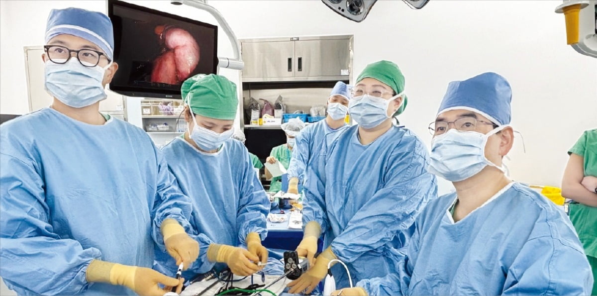 박도중 서울대병원 위장관외과 교수(오른쪽 첫 번째)가 복강경을 활용한 위암 수술을 집도하고 있다. /서울대병원 제공
