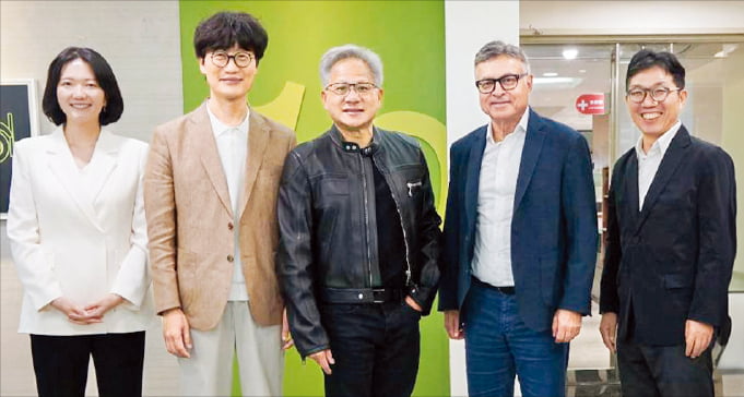 이해진 네이버 이사회 의장(왼쪽 두 번째)과 젠슨 황 엔비디아 최고경영자(CEO)가 지난 22일 대만 엔비디아 사무실에서 미팅한 후 기념촬영하고 있다. 왼쪽부터 최수연 네이버 대표, 이 의장, 젠슨 황 CEO, 제이 퓨리 엔비디아 총괄부사장, 김유원 네이버클라우드 대표.  네이버 제공