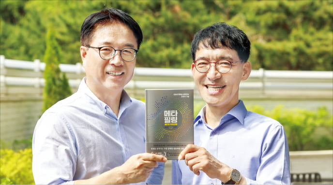 송오현 DYB교육그룹 회장(오른쪽)과 김성태 고려대 미디어학부 교수(왼쪽)는 “나만의 세계에 갇힌 사람이 아니라 공감·겸손·경청이 몸에 밴 인재가 대한민국을 이끌어야 한다”고 말했다.    임형택 기자