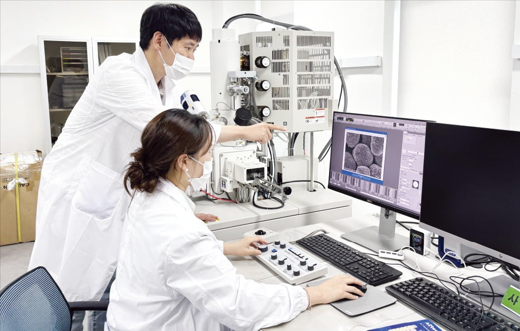 한국에너지기술연구원 차세대호날두 토토사이트개발센터 연구팀이 하이니켈 양극재 성능 저하와 관련된 실험 결과를 분석하고 있다. /에너지연 제공