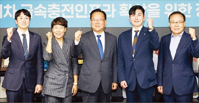 김부겸 더불어민주당 총괄선거대책위원장(가운데)이 26일 서울 서초동 채비스테이 강남서초센터에서 충전기 업체 대표들과 카지노 토토 급속 충전 인프라 확산을 위한 정책간담회를 열었다. /채비 제공